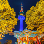 Cambio de color en otoño en Seúl y la Torre N de Seúl en otoño por la noche, ciudad de Seúl, Corea del Sur