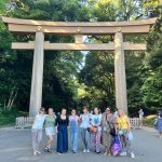 Japon, puertas Torii, grupo mujeres