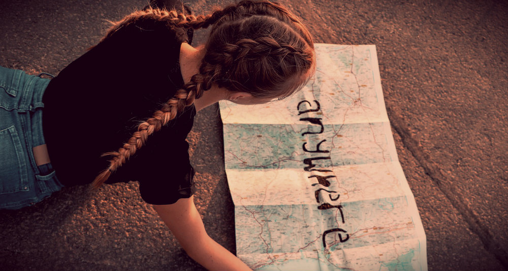 Niña buscando destino