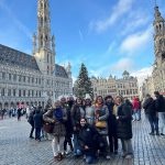grand place, ayuntamiento bruselas, belgica, grupo mujeres