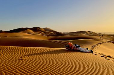 Mujer Fotografiando el desierto