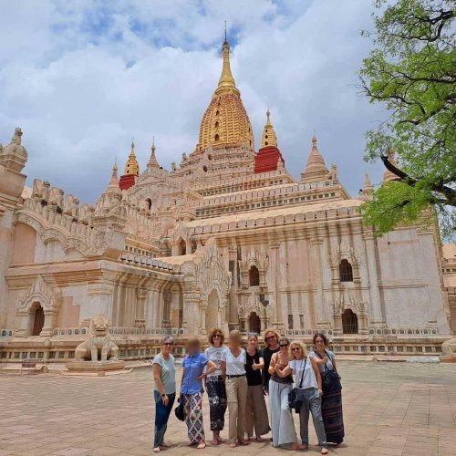 Arnanda Pagoda, Myanmar, Grupo Mujeres