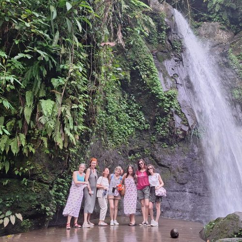 Cascada Ulu Petanu, Bali, Grupo Mujeres