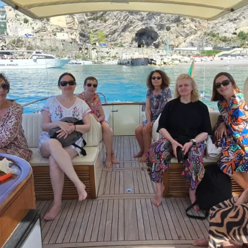 Costa Amalfitana, barco, grupo mujeres