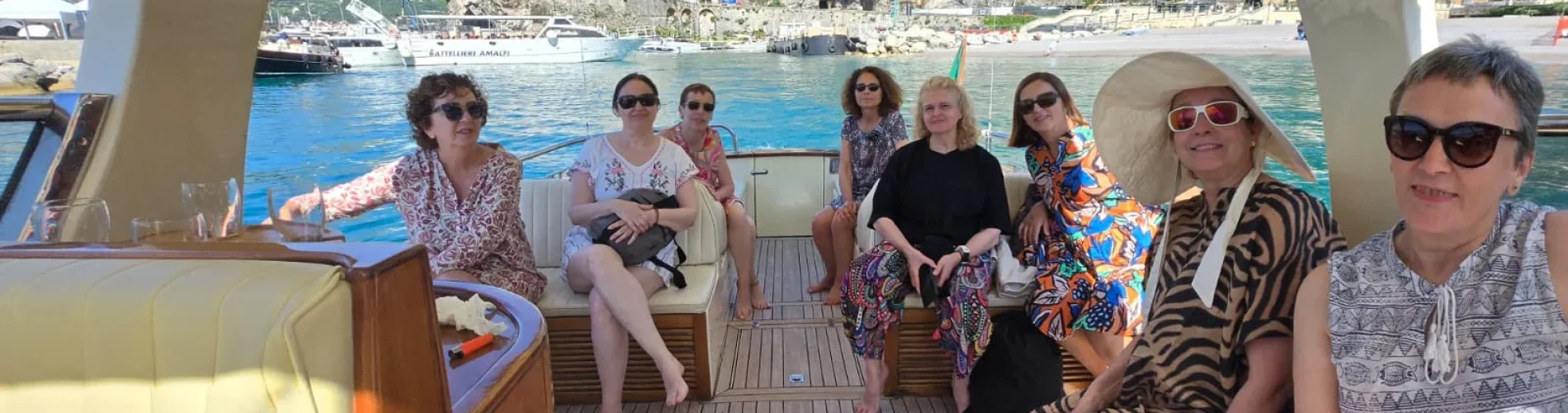 Costa Amalfitana, barco, grupo mujeres