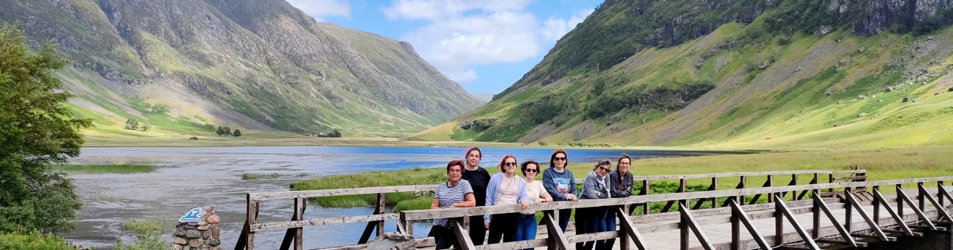 Escocia, puente, grupo mujeres