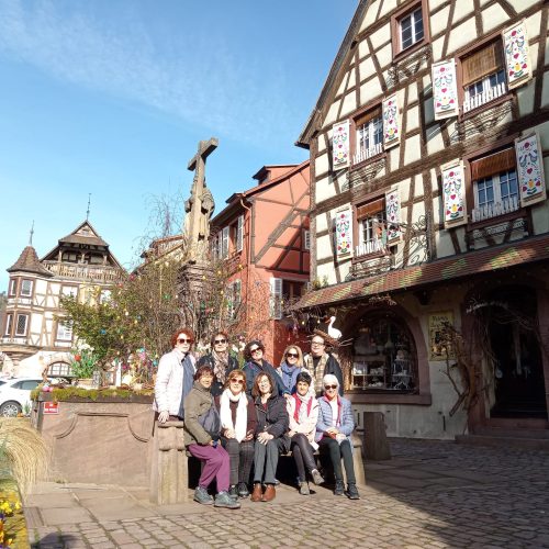 kaysersberg, alsacia, grupo mujeres