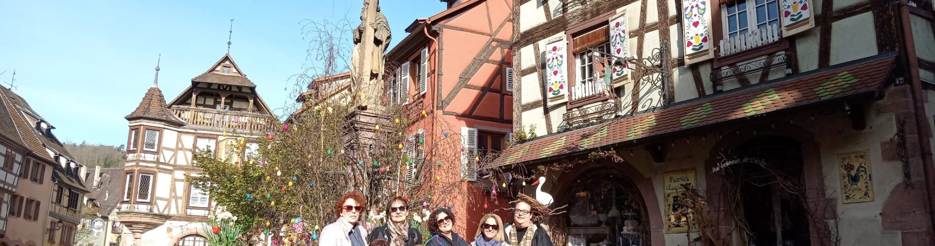 kaysersberg, alsacia, grupo mujeres