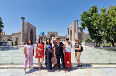 Uzbekistan,plaza registan, samarcanda, grupo mujeres