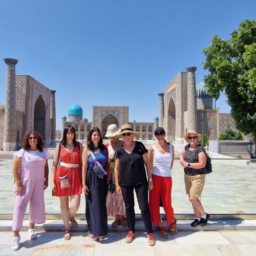 Uzbekistan,plaza registan, samarcanda, grupo mujeres