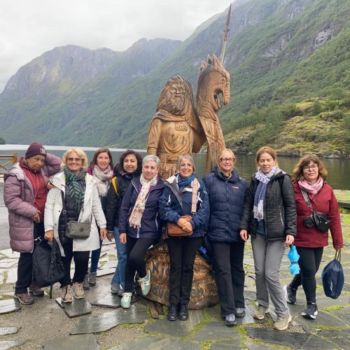 escultura vikinga, fiordos, noruega, grupo mujeres