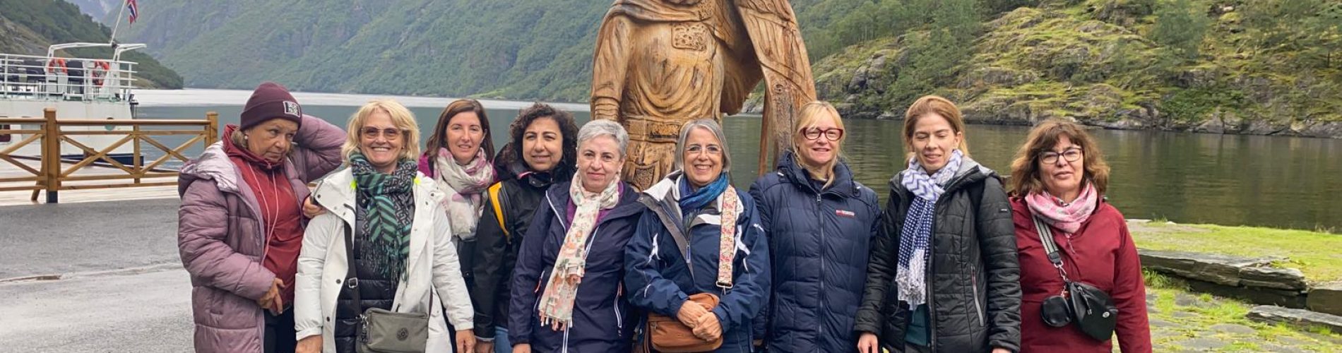 escultura vikinga, fiordos, noruega, grupo mujeres