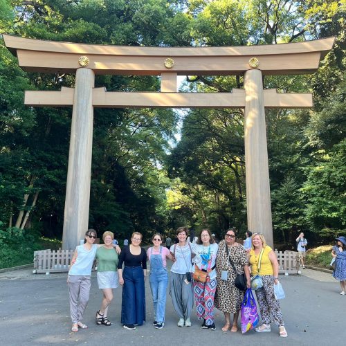 Japon, puertas Torii, grupo mujeres