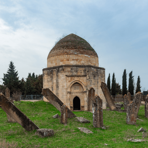 Mausoleo Ancient y cementerio, Yeddi Gumbez complejo , Shamakhi ciudad, Azerbaijan