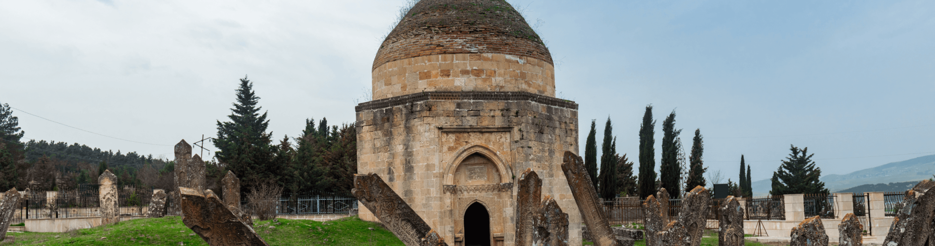 Mausoleo Ancient y cementerio, Yeddi Gumbez complejo , Shamakhi ciudad, Azerbaijan