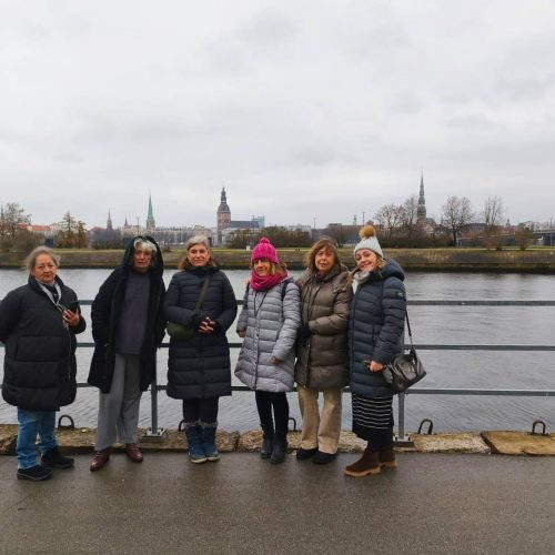 Riga, río, grupo de mujeres