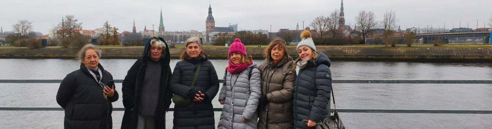 Riga, río, grupo de mujeres