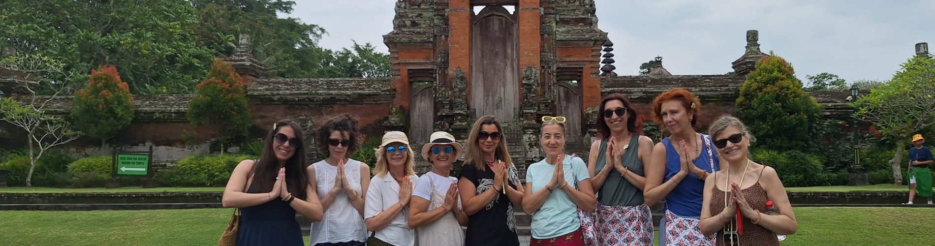 Templo Real de Taman Ayun, Bali, grupo muejres