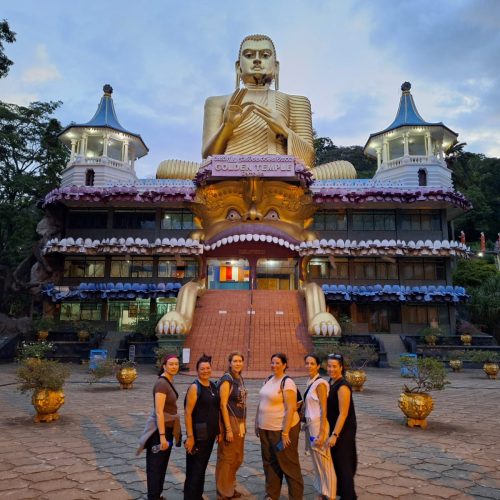 templo oro de dambulla, sri lanka, grupos mujeres