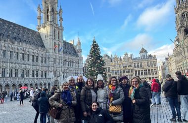 grand place, ayuntamiento bruselas, belgica, grupo mujeres