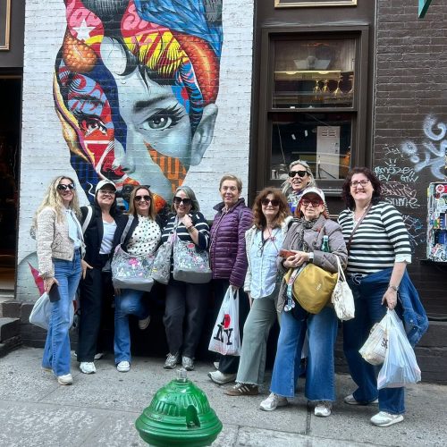 graffiti wall art painting nueva york, estados unidos, grupo mujeres