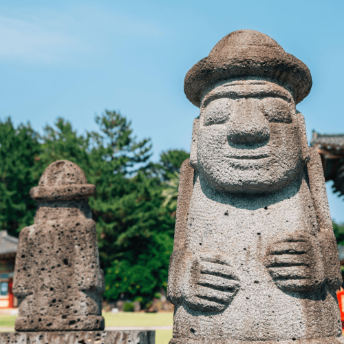 Templo Yakcheonsa y Dol Hareubang en la isla de Jeju, Corea