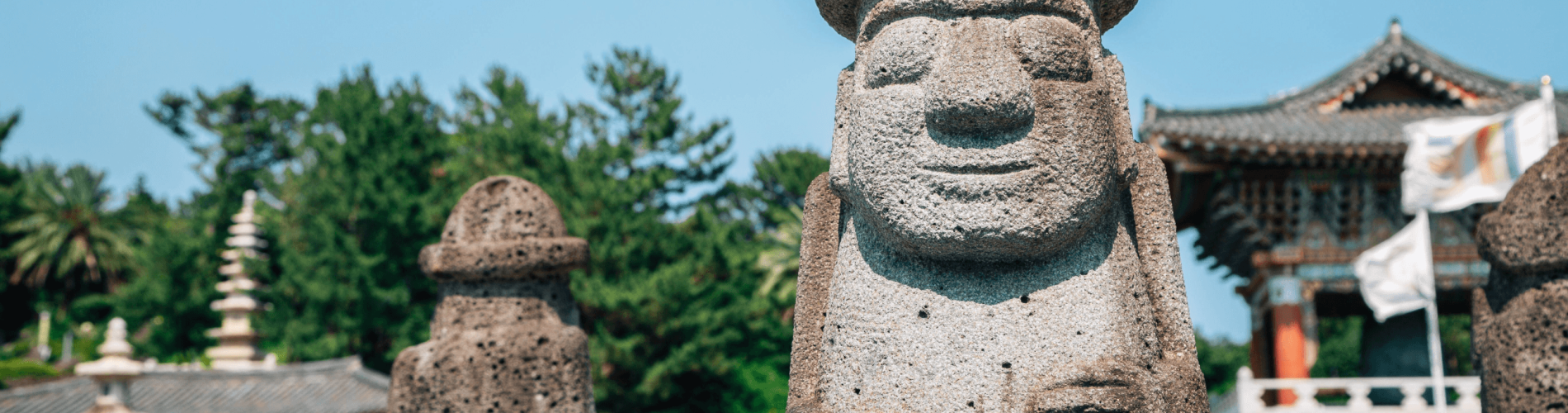 Templo Yakcheonsa y Dol Hareubang en la isla de Jeju, Corea
