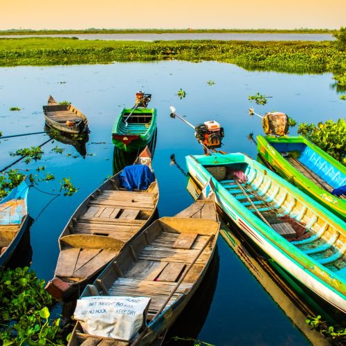 barcos colores lago lotus farm, camboya, viajes