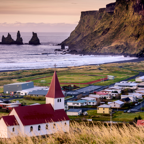iglesia en Vik, islandia, pueblo