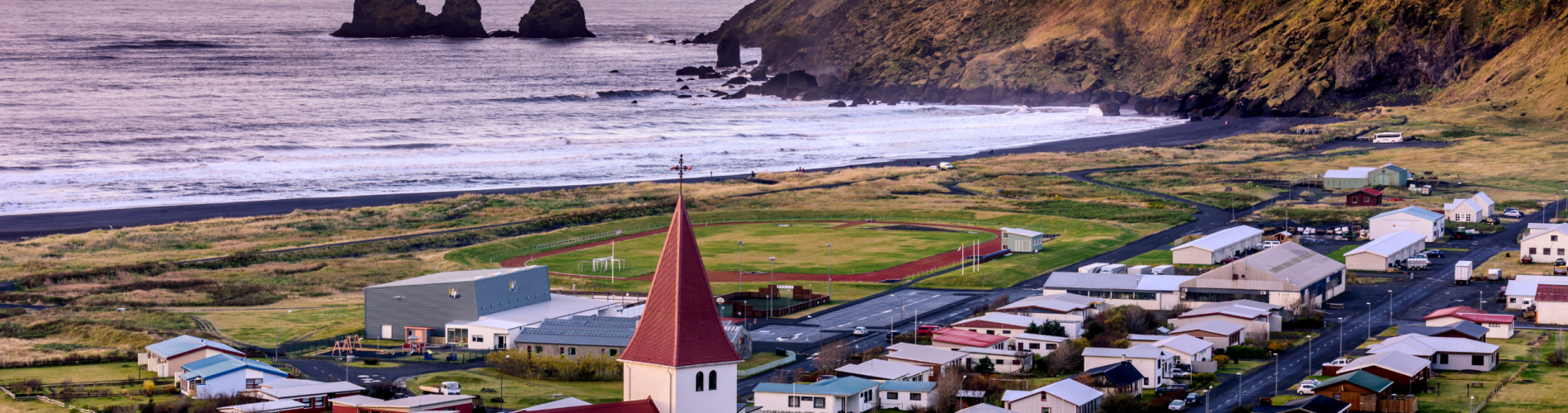 iglesia en Vik, islandia, pueblo